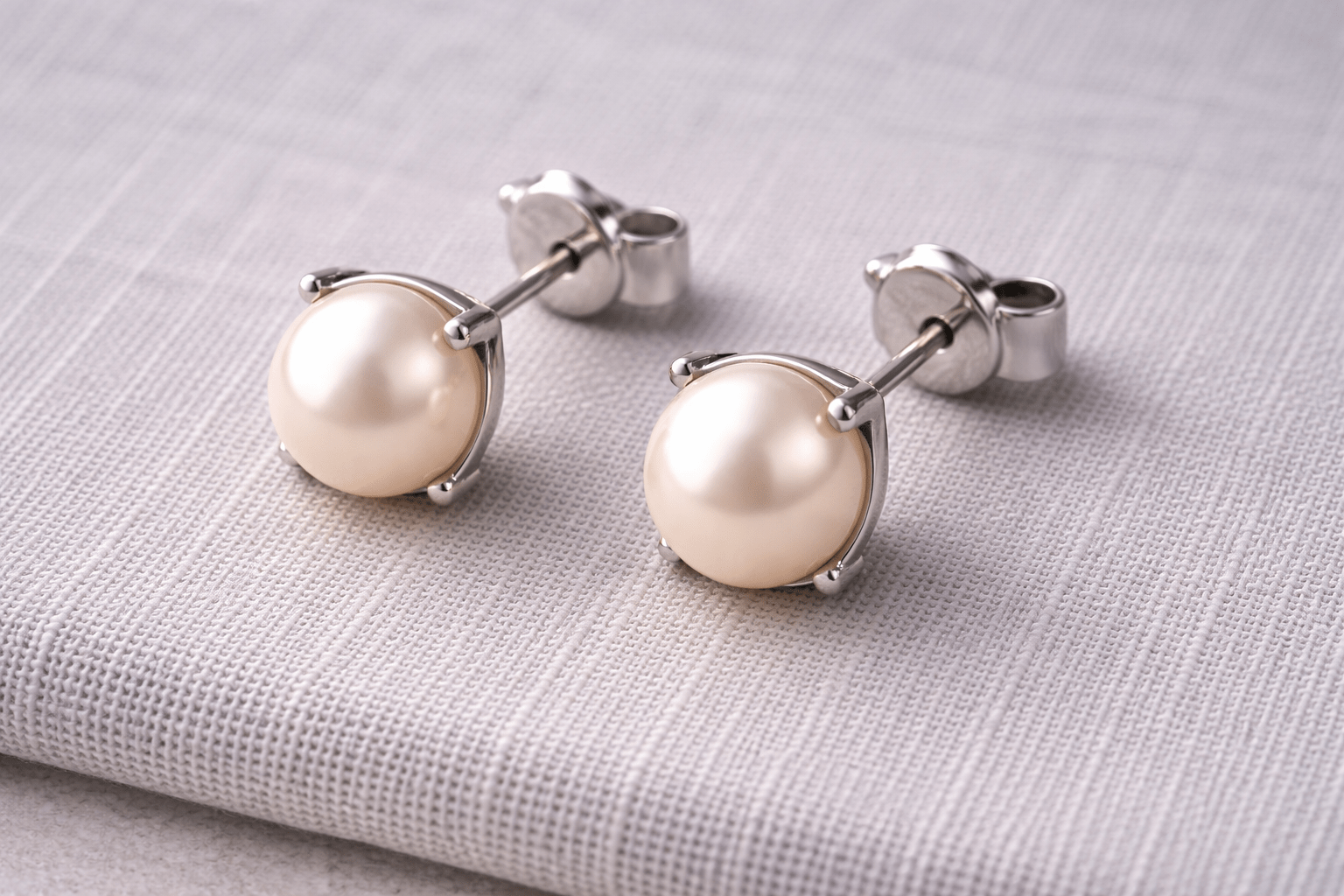 pearlsonly-blog-99-image-2-pearl - Zlaté náušnice s perlami bílé zlato Moderní elegance - Perlové šperky - pearlsonly